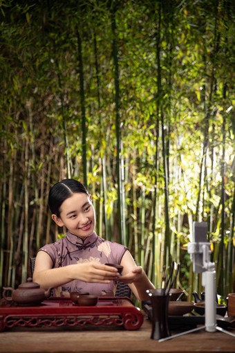 青年女人在线直播茶艺视频清晰镜头