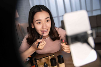 青年化妆女人互联网辅导高质量相片