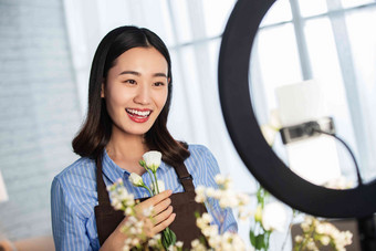 青年女人在线直播<strong>插花艺术</strong>水平构图照片