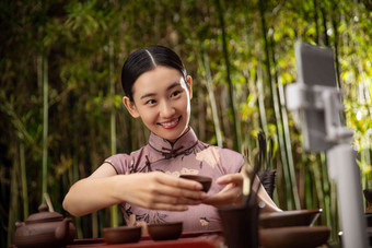 青年女人在线直播茶艺互联网高端镜头