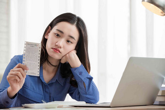 青年<strong>女人</strong>使用电脑金融写实镜头