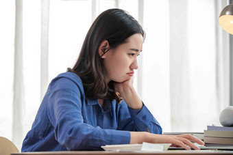 青年女人使用电脑户内高端图片