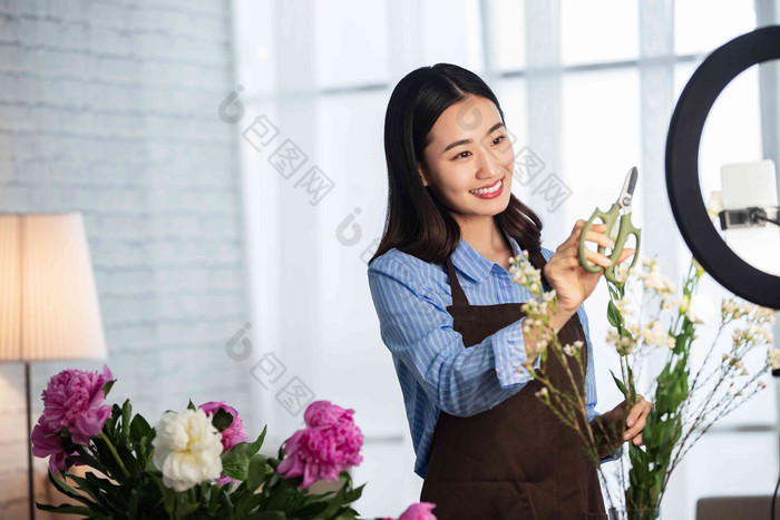 青年女人在线直播插花艺术美女氛围镜头