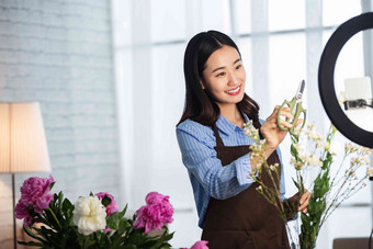 青年女人在线直播插花艺术美女氛围镜头