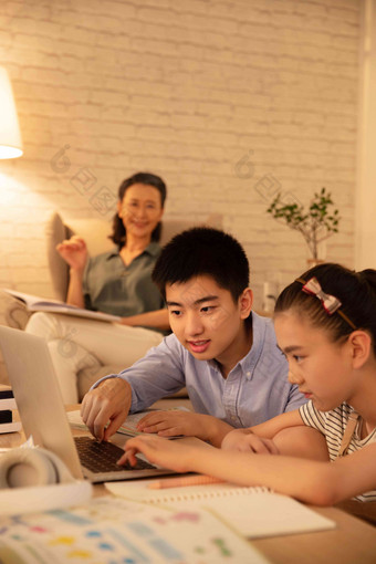 学生学习教育相伴休闲装写实场景