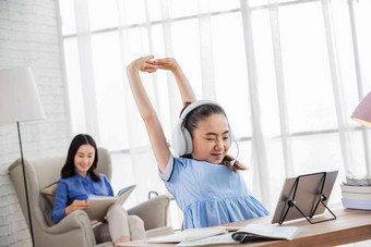 学生学习直播青年女人白昼清晰场景