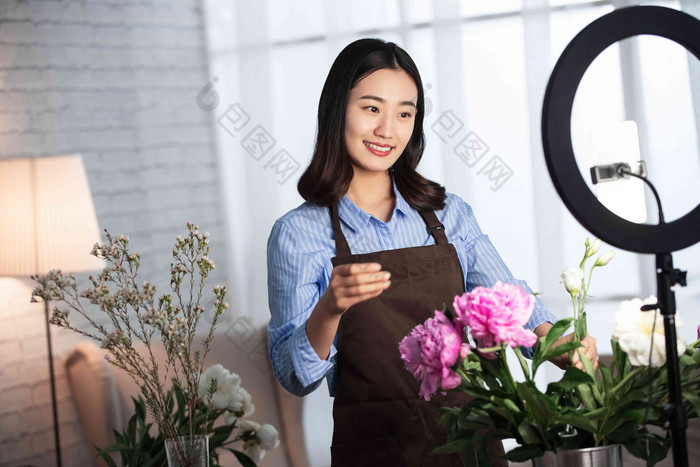 青年女人在线直播插花艺术白昼氛围素材