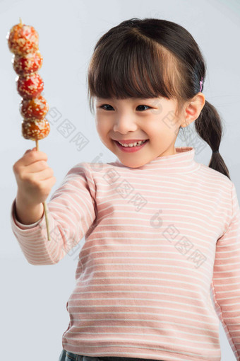 小女孩吃糖葫芦未成年人高清相片