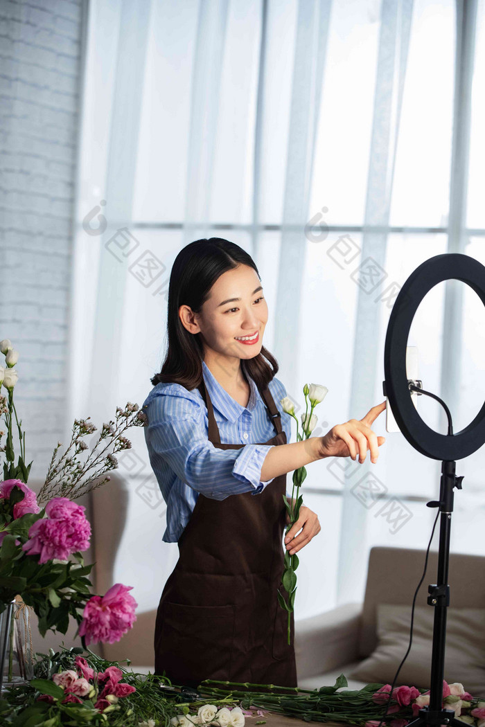 青年女人在线直播插花艺术东方人高清素材