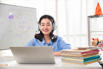 青年女人在线直播教育耳机图片