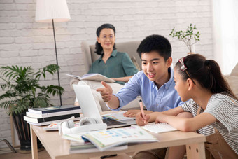 学生学习在线老年人笔记本电脑清晰场景