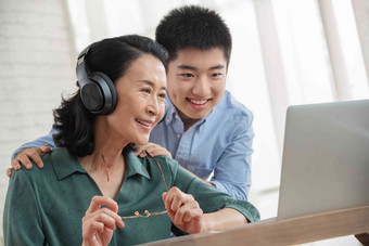 老年人电脑学习老年女人<strong>眼镜</strong>氛围照片