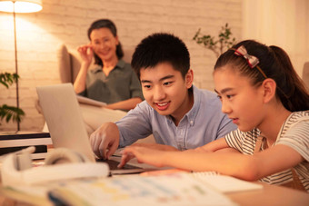 学生学习男孩户内便利写实拍摄