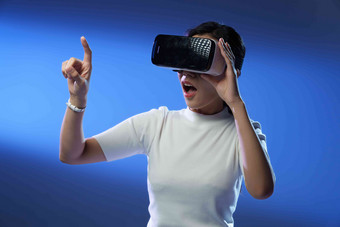 戴VR眼镜女士眼镜物联网网上冲浪清晰镜头