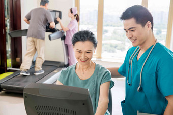 医务工作者锻炼医疗恢复微笑氛围相片