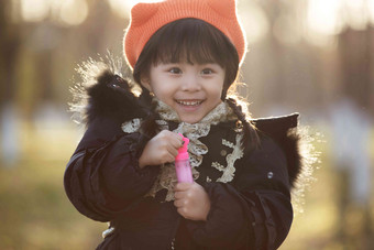 玩耍可爱小女孩家庭生活健康的写实摄影图