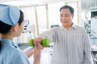 女护士协助病人康复锻炼锻炼氛围素材