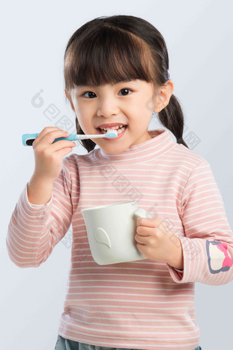 刷牙可爱小女孩亚洲高端图片