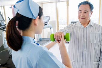女护士协助病人康复锻炼体检服清晰照片