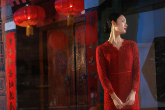 窗前的年轻女人中式庭院高端镜头