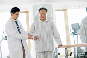 医生帮助病人康复锻炼亚洲人氛围拍摄
