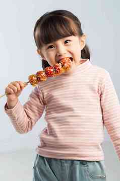 小女孩吃糖葫芦