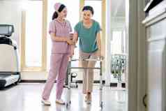 护士帮助患者康复锻炼