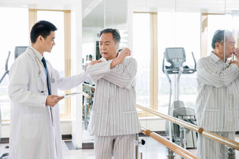 医生帮助病人康复锻炼医疗高质量图片