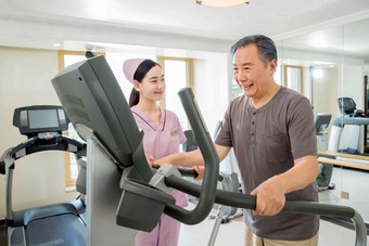 护士帮助患者康复锻炼中国氛围场景