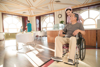 护士推着坐轮椅的老年人水平构图高质量拍摄