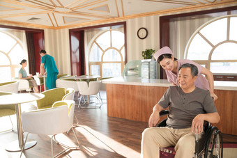 护士推着坐轮椅的老年人中国照片
