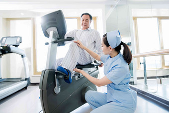 女护士协助病人康复锻炼