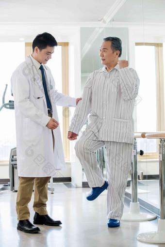 医生帮助病人康复锻炼亚洲人高端素材