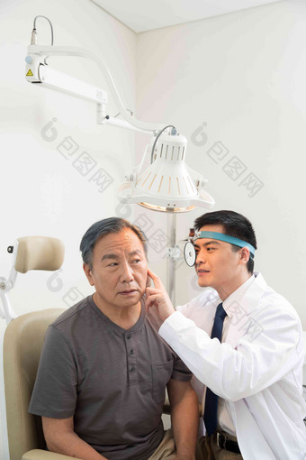 医生给患者检查耳朵·生病氛围图片