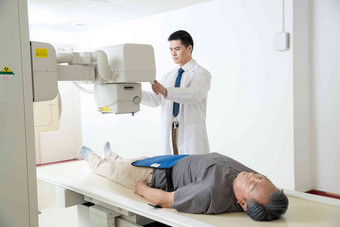 医生给患者检查身体放射科写实摄影图