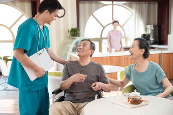 医生和患者谈话亚洲人氛围照片