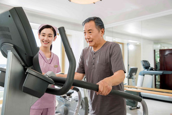 <strong>护士</strong>帮助患者康复锻炼保健写实素材