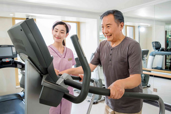 <strong>护士</strong>帮助患者康复锻炼亚洲人拍摄