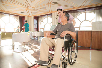 护士推着坐轮椅的老年人中国人写实场景