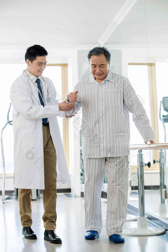 医生帮助病人康复锻炼病房清晰图片