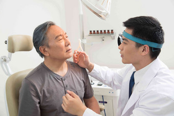 医生给患者检查鼻子成年人氛围拍摄