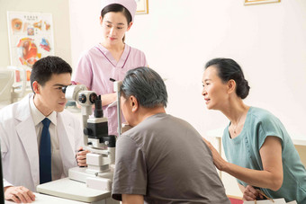 医生给患者检查眼睛青年人写实摄影