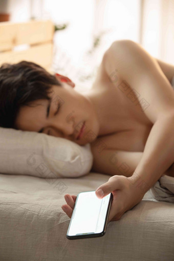 玩手机玩到睡着的年轻男人享乐高质量摄影