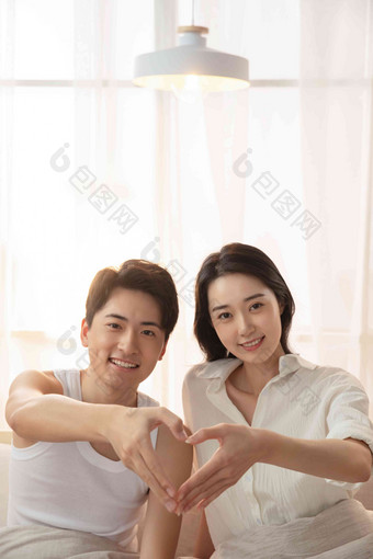 快乐的年轻情侣做心形手势中国高质量拍摄