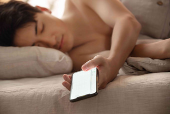 玩手机玩到睡着的年轻男人东亚清晰镜头
