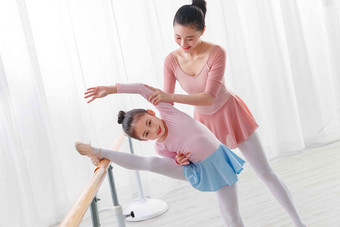 跳舞教育机构小学生练功服氛围照片