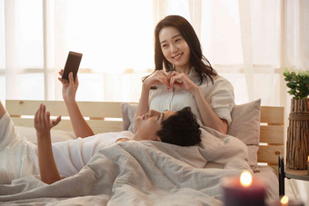 快乐的年轻情侣在床上畅想新生活室内高清摄影图