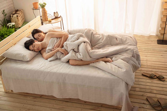 年轻情侣在床上睡觉皮肤高质量图片