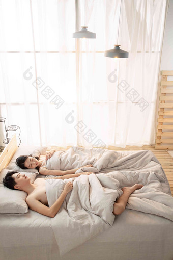 年轻情侣躺在床上睡觉室内氛围摄影