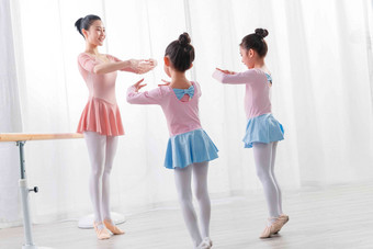 年轻舞蹈老师教小女孩们跳芭蕾教室氛围镜头
